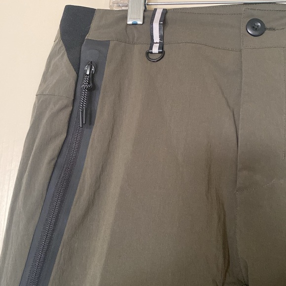 Nike menswear multi functional short pants. Lightweight, khaki and cool wear. - Picture 3 of 12